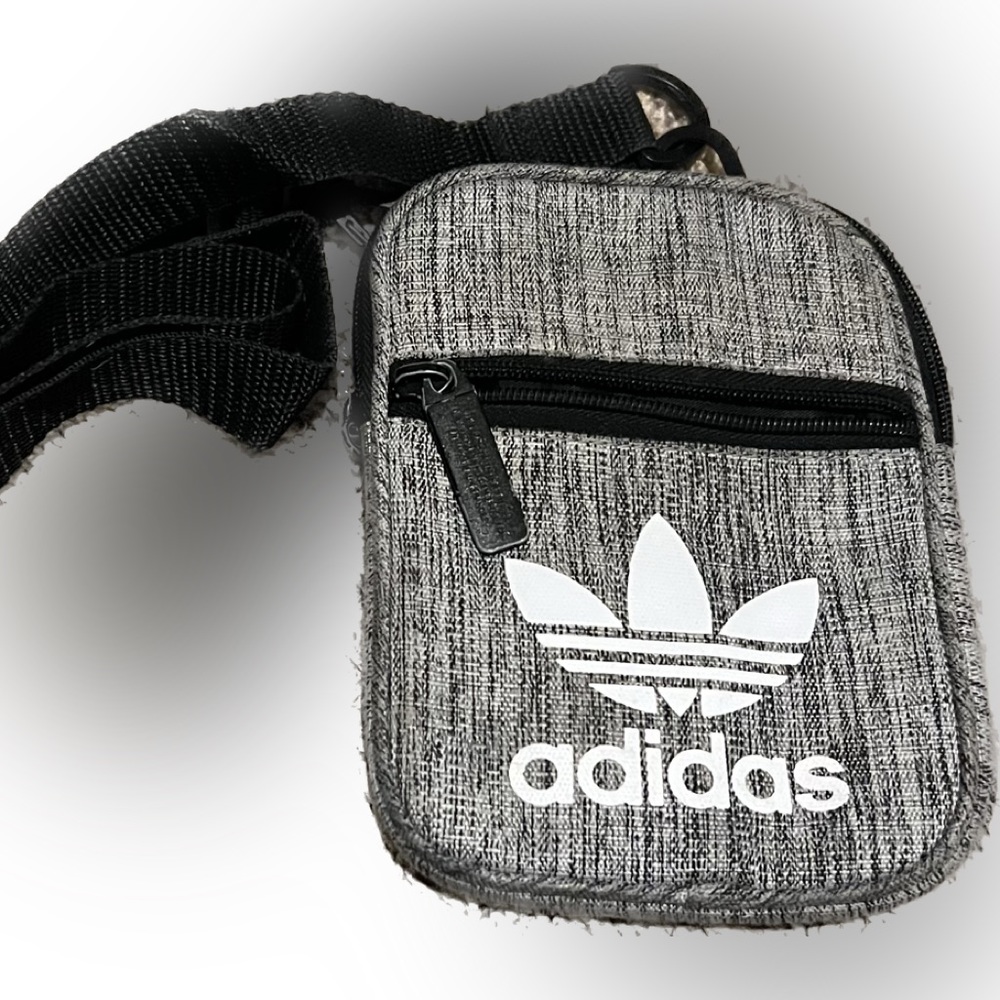Small ADIDAS airport bag.